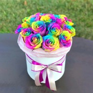 Шляпная коробка из радужных роз